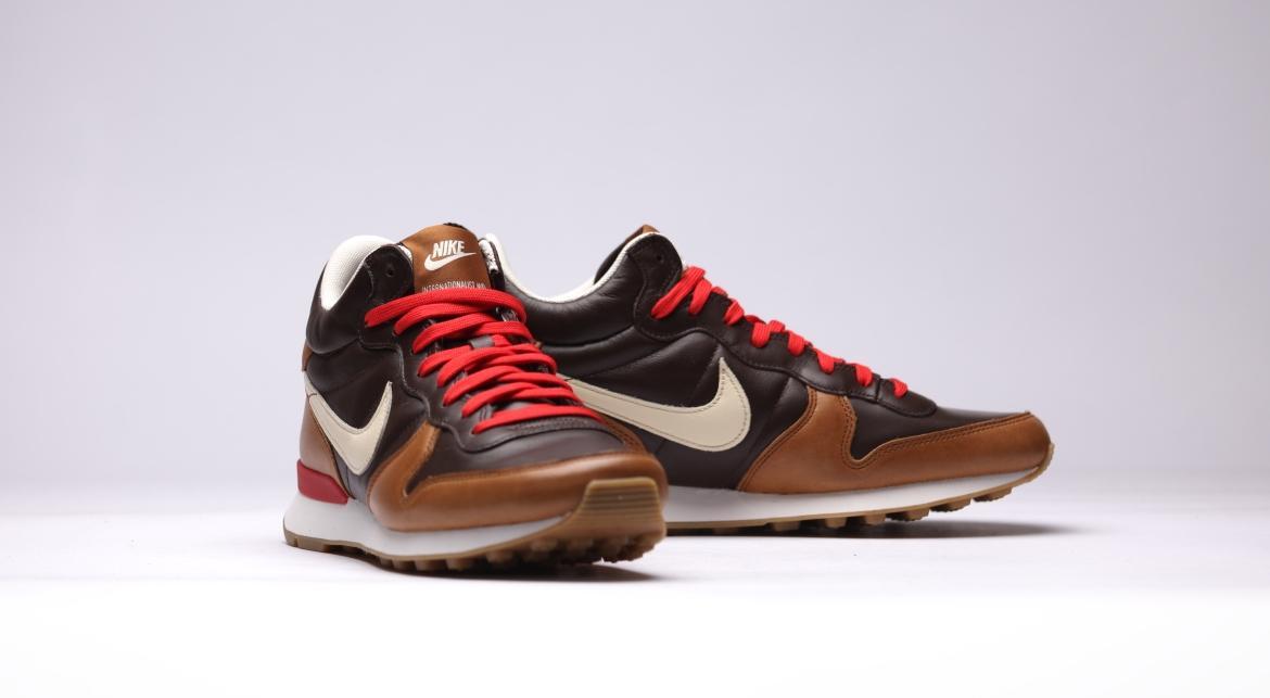 フローレス　エア Nike Internationalist Mid 